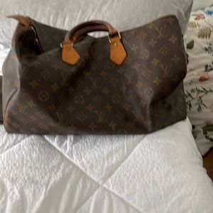 Speedy bag not new no scratches missing the leather to close zipper